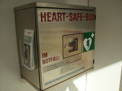 Defibrillator im Außenkasten rechts vom Haupteingang des Rotkreuzhauses