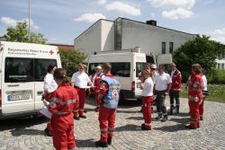 Rotes Kreuz bei Einsatzbesprechung vor der Hauptschule Oberhaching