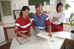 Der SEG-Führer des Roten Kreuzes plant zusammen mit seiner Führungsassistenten das Vorgehen im Büro des Hausmeisters