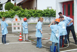 Jugendrotkreuz Deisenhofen bei einer Feuerwehrstation des Wettbewerbs