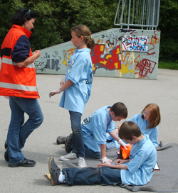 Jugendrotkreuz Deisenhofen bei praktischer Erste-Hilfe-Station