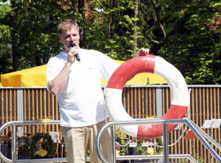 Bürgermeister Stefan Schelle bei der Einweihung des Naturbads Furth
