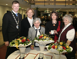 Bürgermeister Stefan Schelle und Landrätin Johanna Rumschöttel verleihen die Ehrenmedaille der Gemeinde Oberhaching 2009