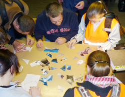 Ermittlung in Teamarbeit: Jugendrotkreuz Deisenhofen beim Puzzlen von Hinweisfotos