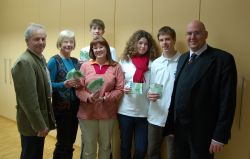 Die Wählergemeinschaft Oberhaching überreicht eine Spende an das Jugendrotkreuz Deisenhofen
