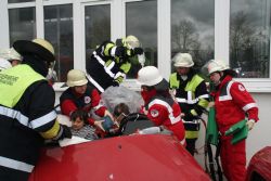 Rotes Kreuz und Feuerwehr retten Hand in Hand