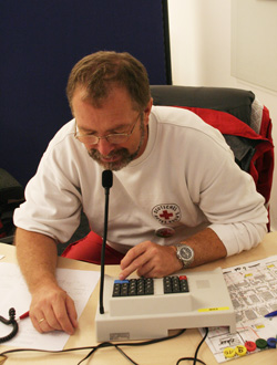 Herbert koordiniert die Einsatzteams per Digitalfunk