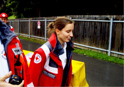 Tragenteam des Roten Kreuzes auf dem Weg zum Einsatz auf der Theresienwiese